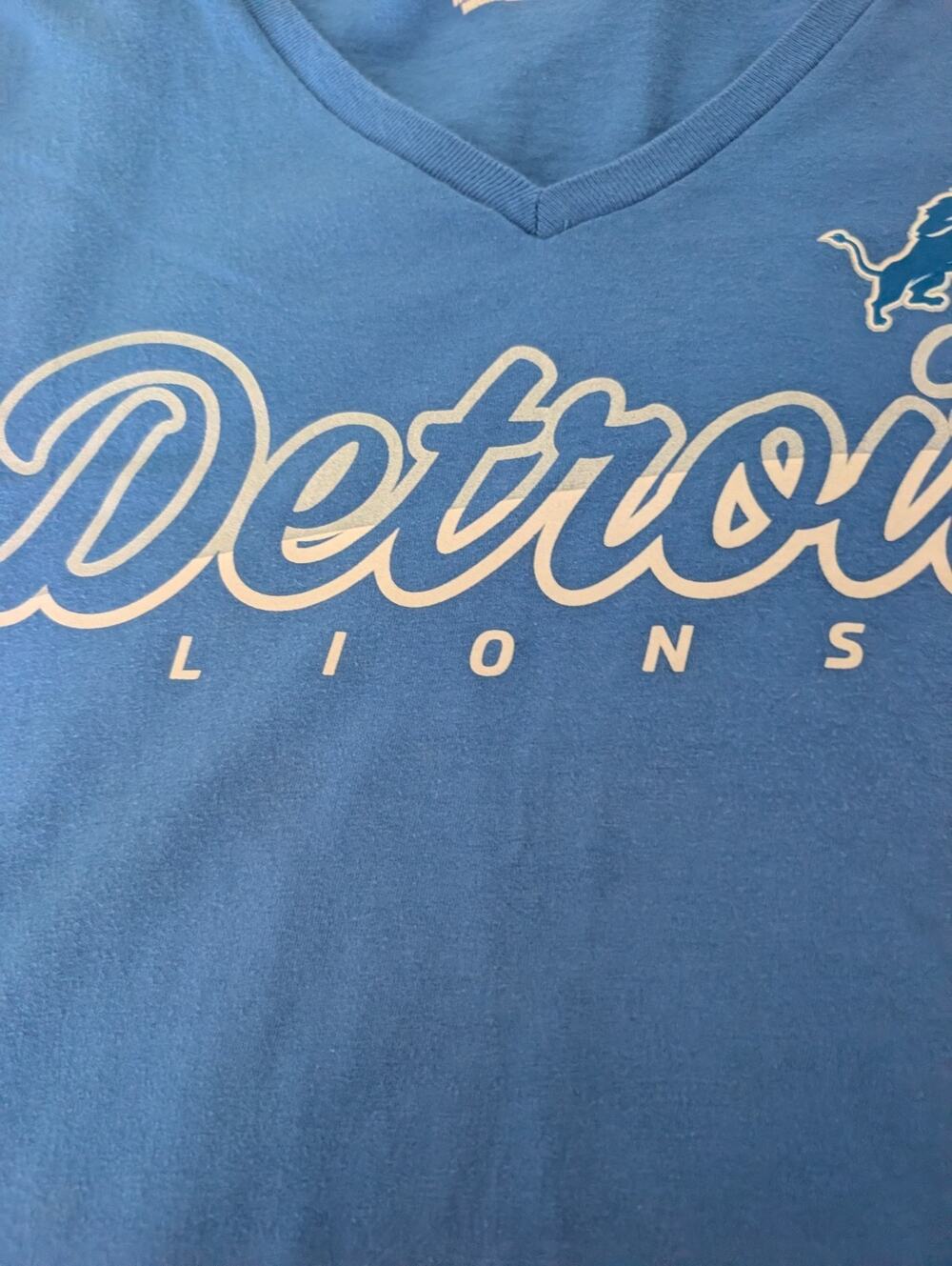NFL Team Apparel Detroit Lions Womens Large Blue V-Neck Graphic T-Shirt